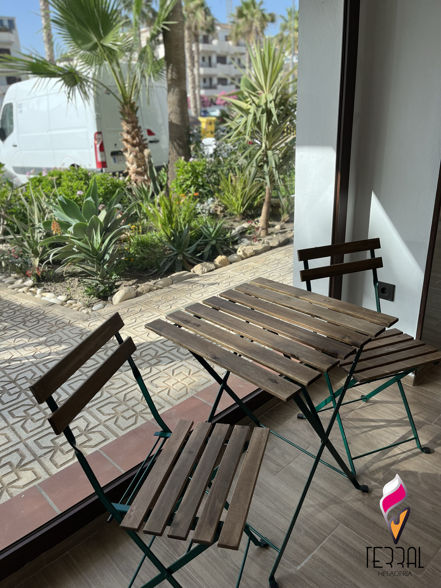 Mesa y sillas de terral